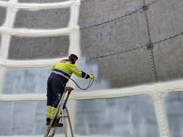 Primer sprayen - Ratering Isolaties